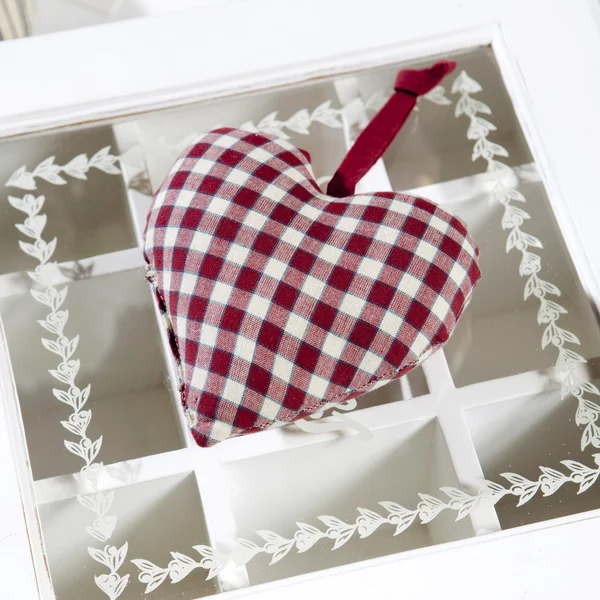Comprobar corazón de trapo rojo y blanco — Foto de Stock