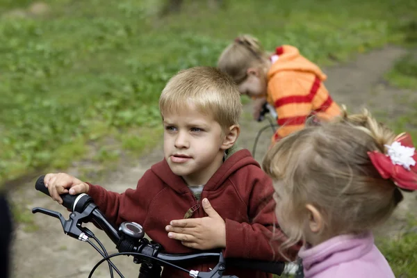 Les enfants jouent dans le parc — Photo