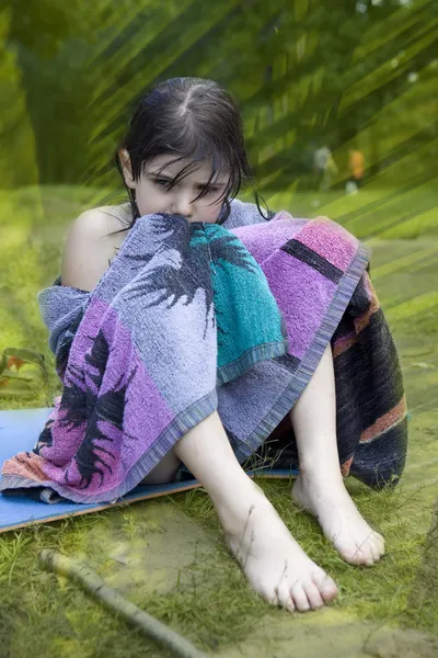 Piccola ragazza carina seduta sulla riva del fiume — Foto Stock