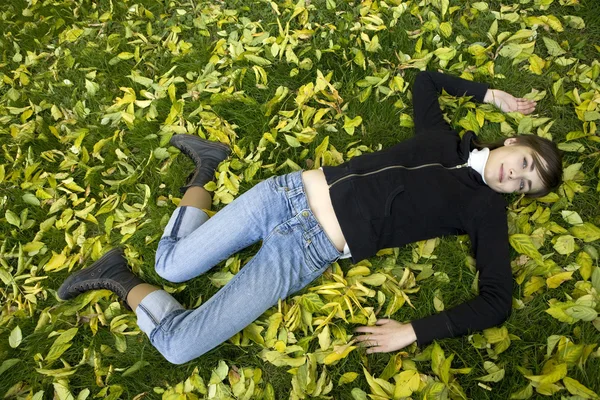 Young woman in autumn park — Stock Photo, Image