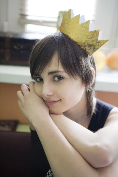 Jovem sorrindo mulher usando diadema engraçado — Fotografia de Stock