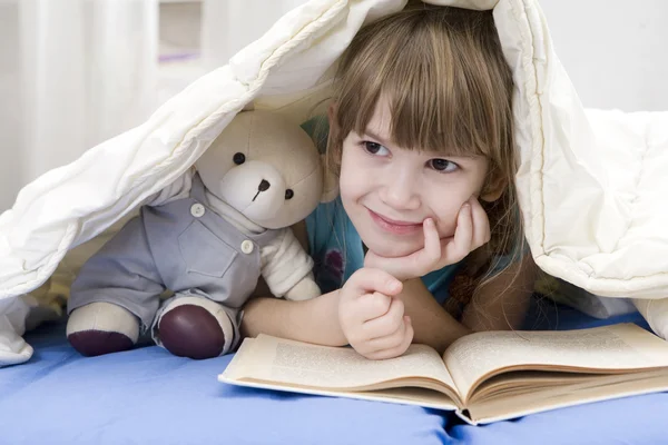 Kleines Mädchen liest — Stockfoto