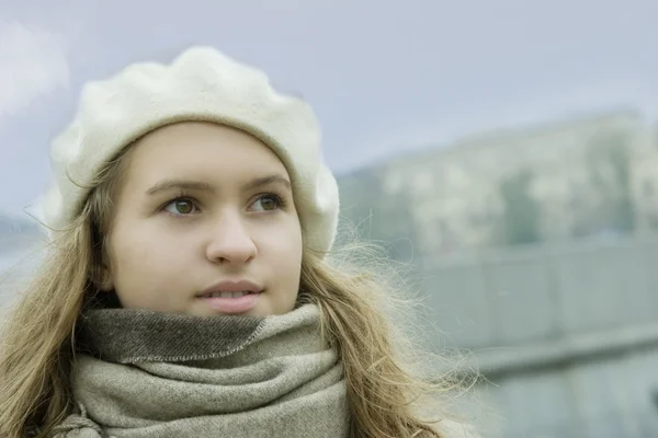 Urocza dziewczyna w beret stojący nad rzeką. Nastolatek embaraced Miś — Zdjęcie stockowe