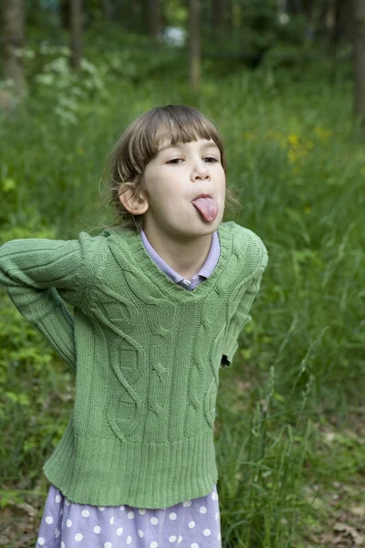 Ragazzina mostrando la lingua — Foto Stock