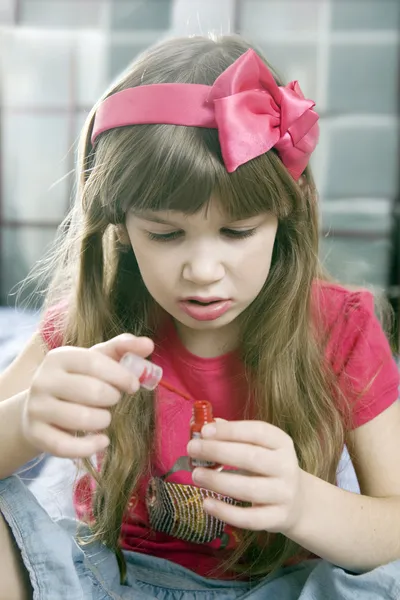 Little cute girl doing make up — Stock Photo, Image