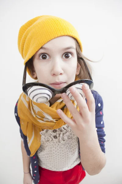 Hloupá holčička deset let v klobouku žluté pletení — Stock fotografie