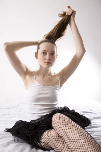 Ttractive σοβαρή κοπέλα που κάνει τα μαλλιά — Φωτογραφία Αρχείου