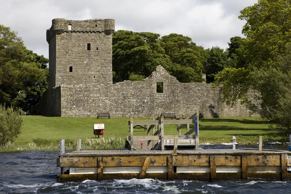 Loch leven castle, Schotland, groothoek schot — Stockfoto