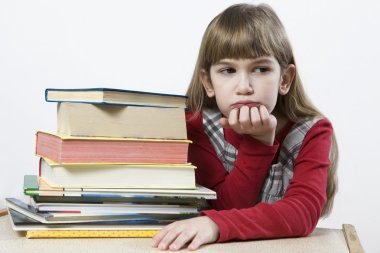 kitap yığını ile hüzünlü kız