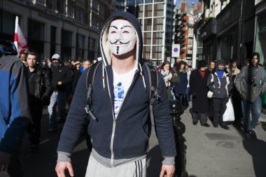 Sokakta maske yüz yüze