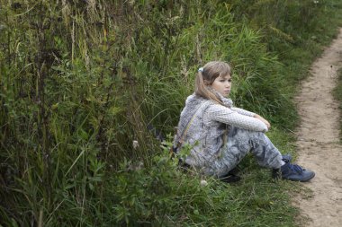 oturan üzgün bir kız tarafından rahatsız