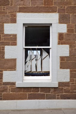Oyuncak yat penceresiyle