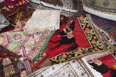 piyasada renkli Fas kilim