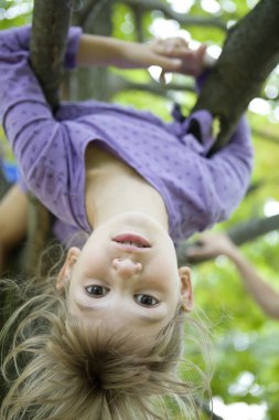 Kız asmak ağaç üzerinde