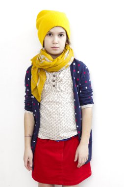 zencefil ponpon şapkalı örgü giyen kız