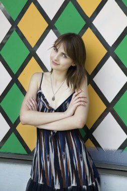 Genç güzel esmer bankta oturan şehvetli portre