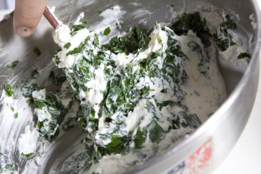 Paskalya ıspanaklı börek hazırlama