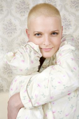 genç çekici gülümseyen kel kadın portresi