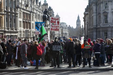 Londra'da Protestocular Mart Dünya çapında hükümet yolsuzlukla