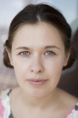 Portre ciddi kadın kapatmak