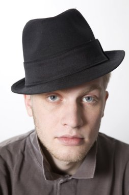 şapkalı genç adam