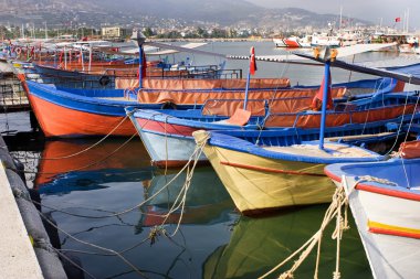 Türk kentinin limanında yelkenli gemiler