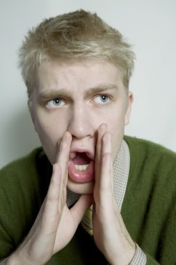 Genç bağıran adam portresi