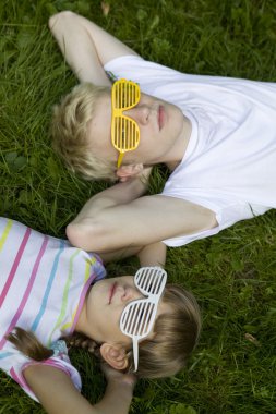 kardeş garip güneş gözlüğü