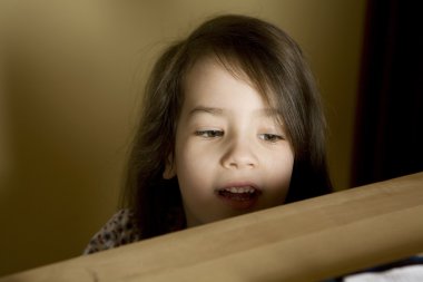 küçük şirin kız Bookshelf arıyorum