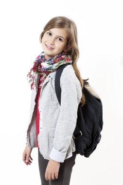 mutlu gülümseyen genç öğrenci