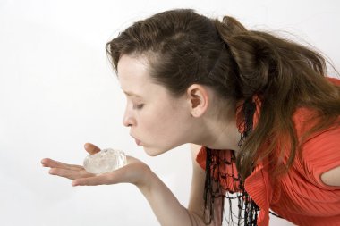 içinde buz üzerinde kırmızı darbe çekici kadın portre kapatın. Beyaz bac