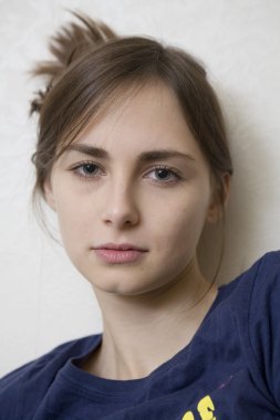 Gülümseyen genç bir kadının yakın plan portresi. 