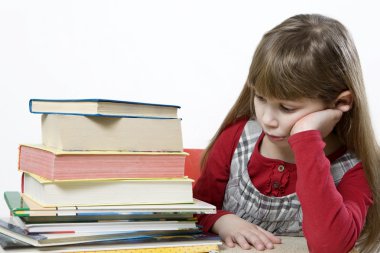 kitap yığını ile hüzünlü kız