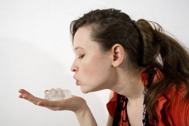 buz üstünde palmiye tutan genç kadın