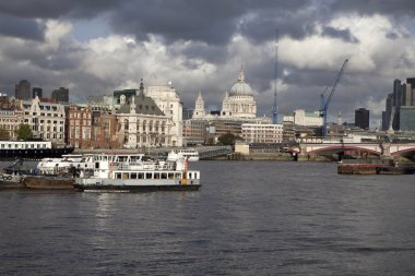 Londra rüzgarlı havalarda
