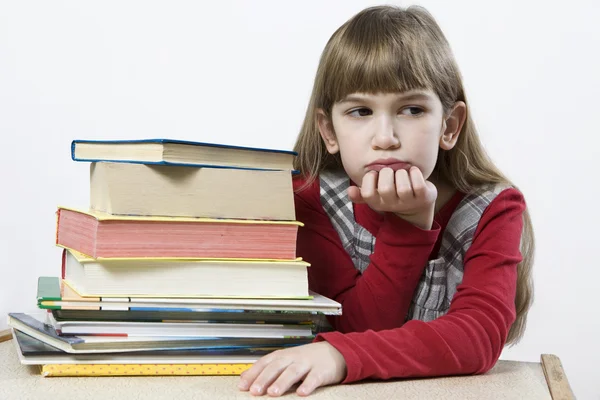 Trauriges Mädchen mit einem Stapel Buch — Stockfoto