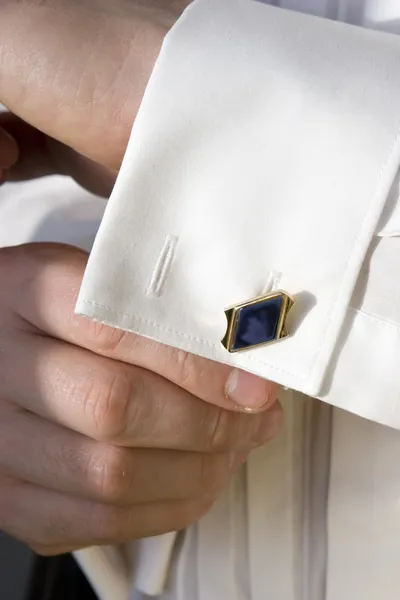 Man in formal attire adjusts his cuff links. — Stock Photo, Image