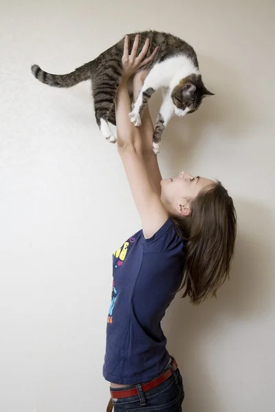 Atractiva mujer con un gato — Foto de Stock