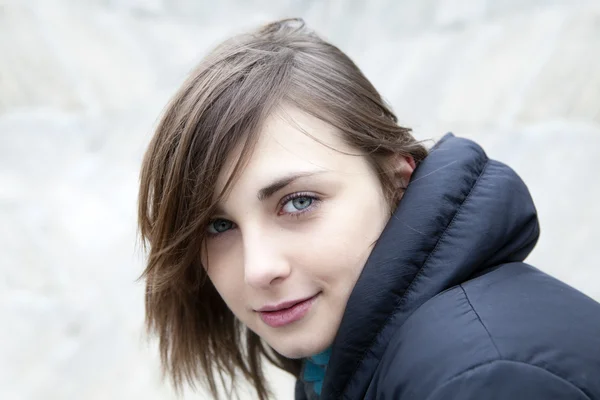 Retrato de mulher jovem na rua no tempo de inverno — Fotografia de Stock