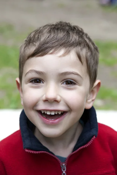 Adorável jovem menino feliz olhando para a câmera . — Fotografia de Stock