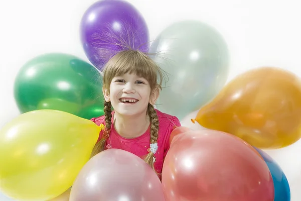 色の風船を持つ若い幸せな女の子 — ストック写真