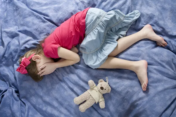 Kleine süße Mädchen in der Nähe Gesicht durch die Hände. — Stockfoto