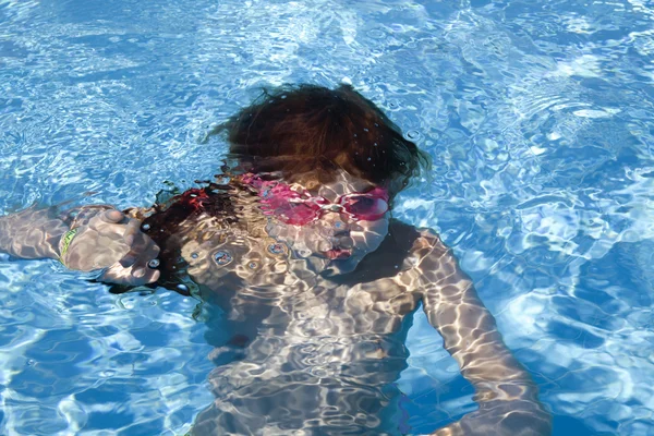 Mädchen schwimmt unter Wasser — Stockfoto