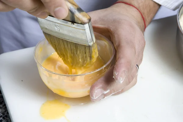 Preparando torta de Páscoa com espinafre — Fotografia de Stock