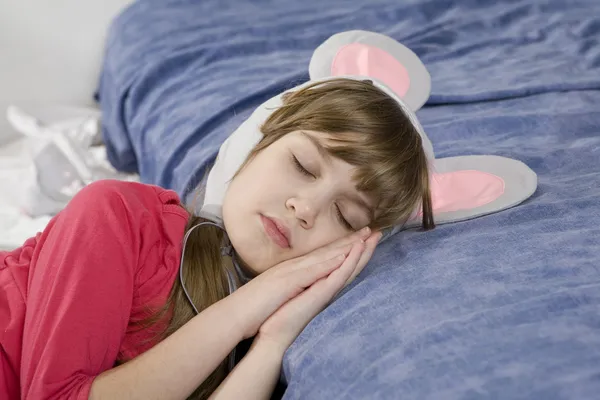 Schattig meisje slapen op de Bank — Stockfoto