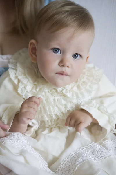 Mère habiller petit bébé — Photo