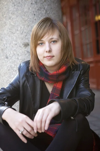 Young woman sitting on the pavement in London — Stock Photo, Image