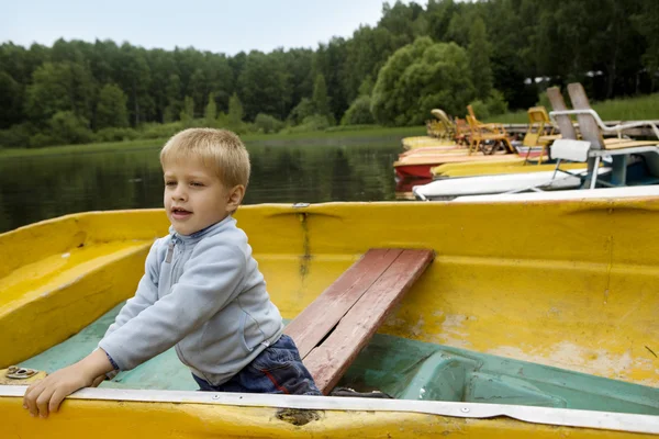 Rapaz no barco — Fotografia de Stock