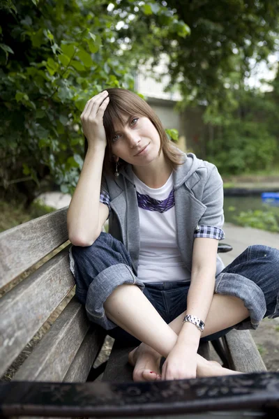 Lächelnde junge Frau — Stockfoto