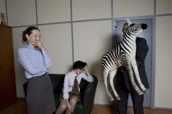 Business-Team über modernen Bürohintergrund. Verrückter Chef kaufte Zebra und zeigte ihm Coleauges — Stockfoto